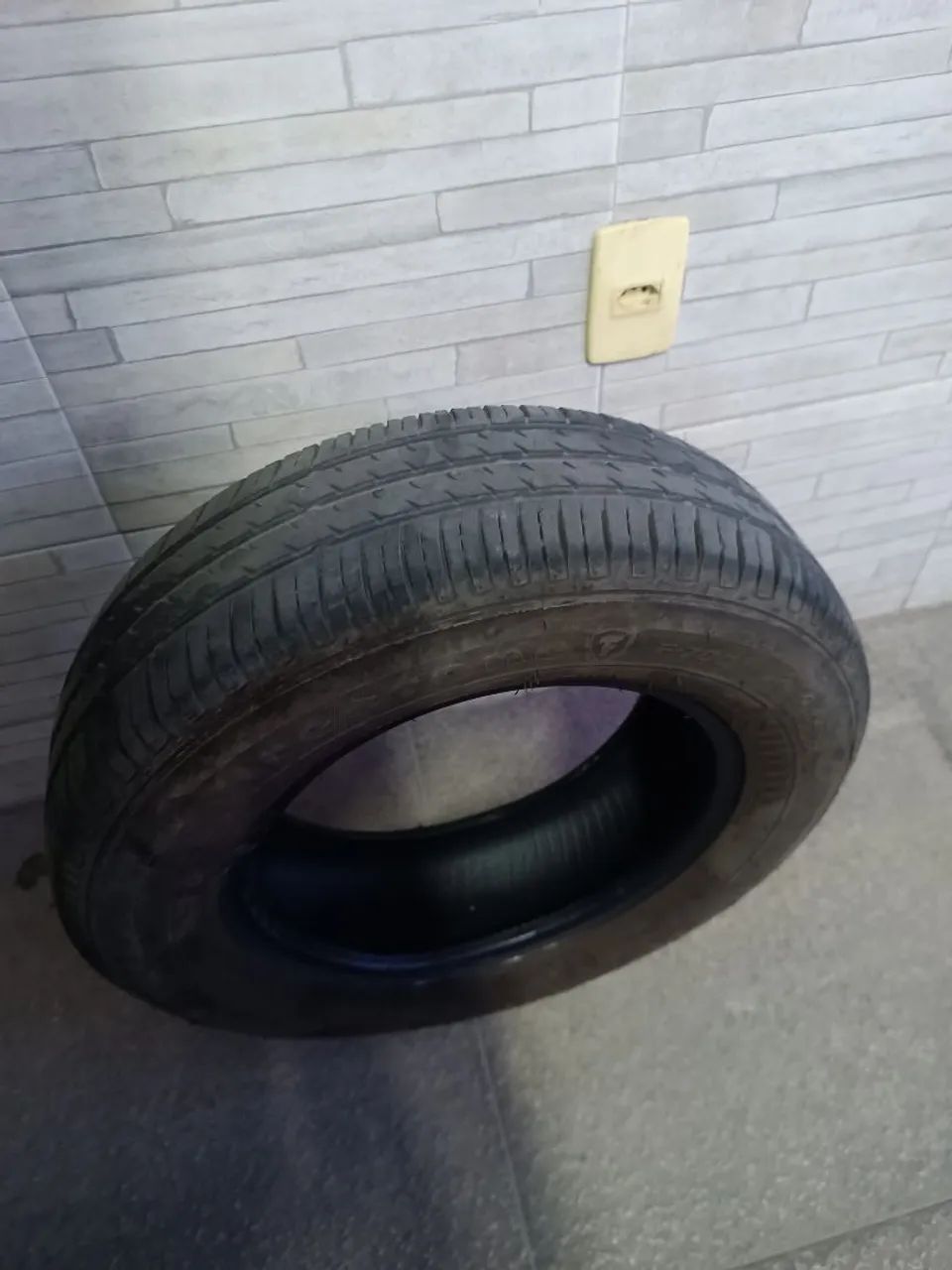 Pneu Pirelli aro 14 185/70 usado em bom estado