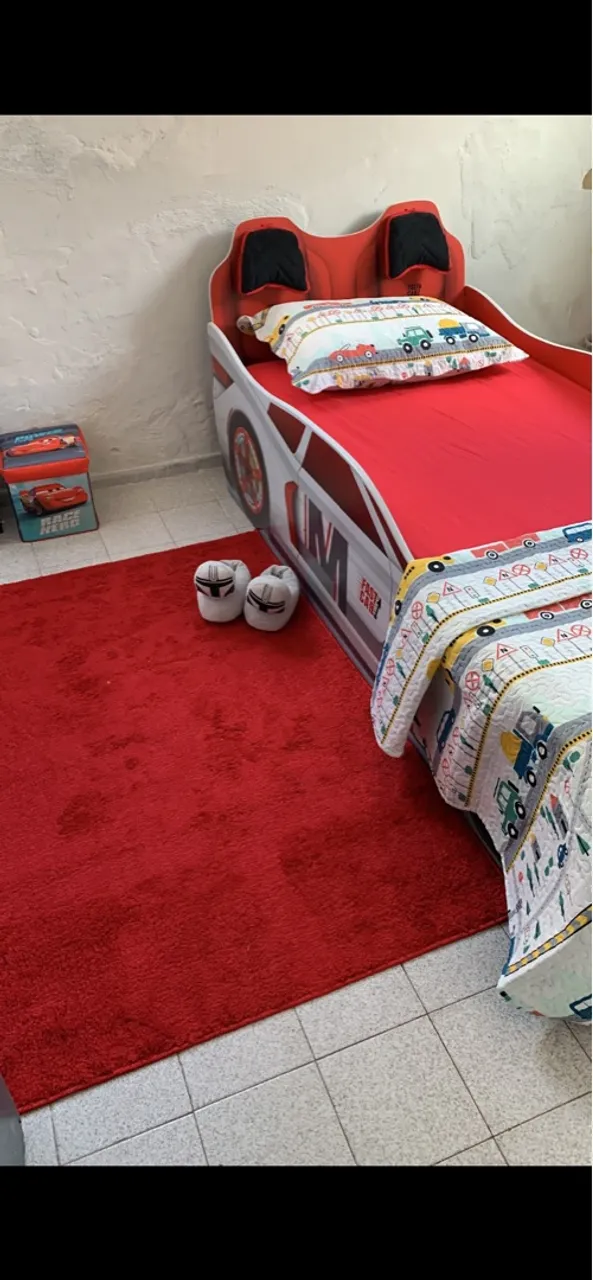 Cama infantil temática de carro de corrida