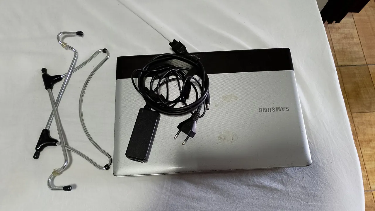 Notebook Samsung RV519 - Celeron B800, 6GB RAM, HDD 250GB - Para Reparo ou Peças