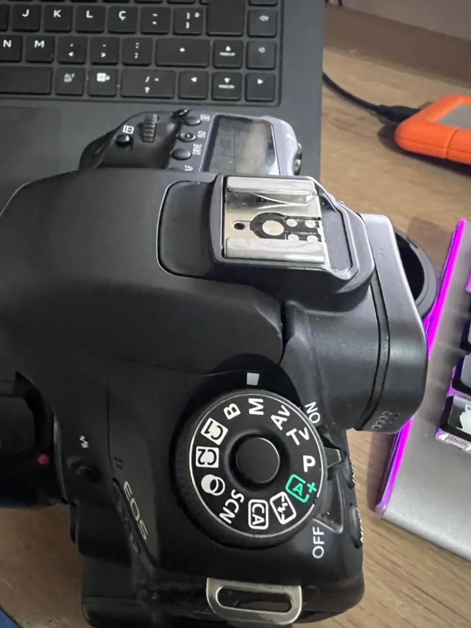 Câmera Cânon 80d + Grip e Lente Canon 28mm 1.8 - 12.200 cliques