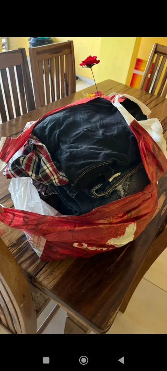 Calça, blusas e vestidos