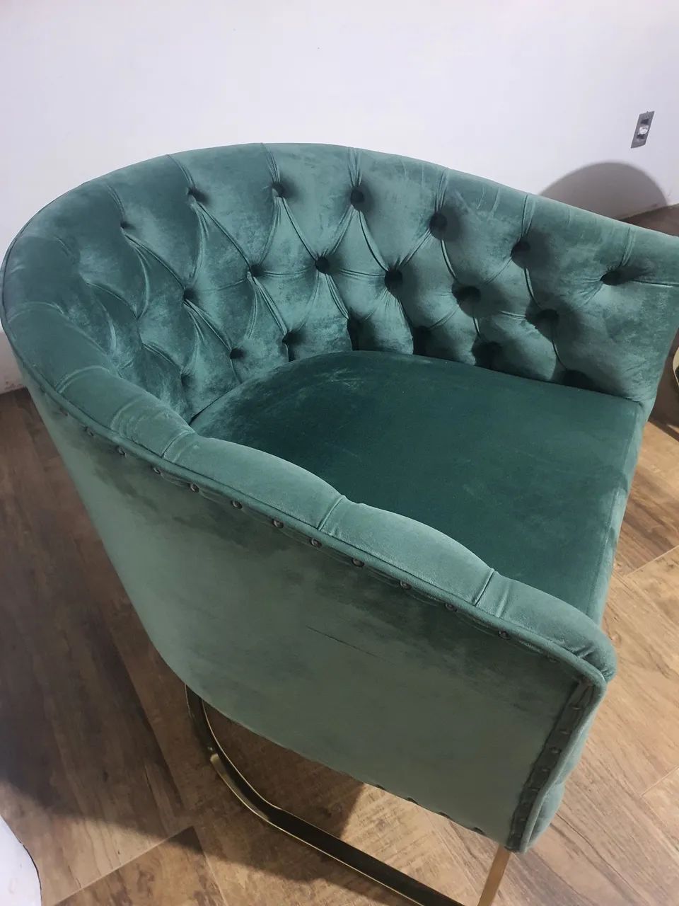 Quatro poltronas em Veludo Verde com inóx dourado - Foto 3