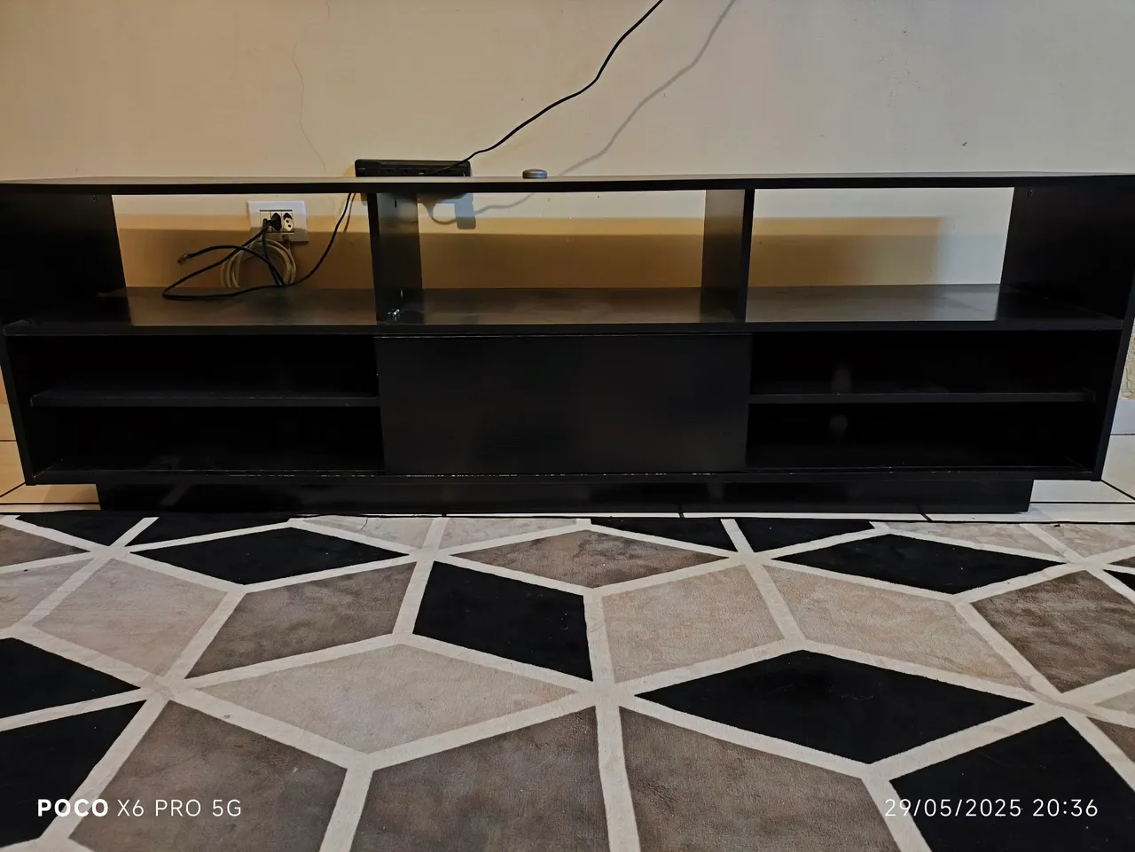 Rack de TV Preto Moderno e Funcional
