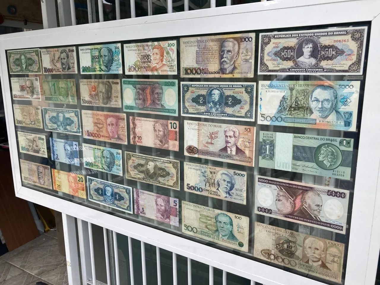 Quadro de cédulas antigas - Foto 4