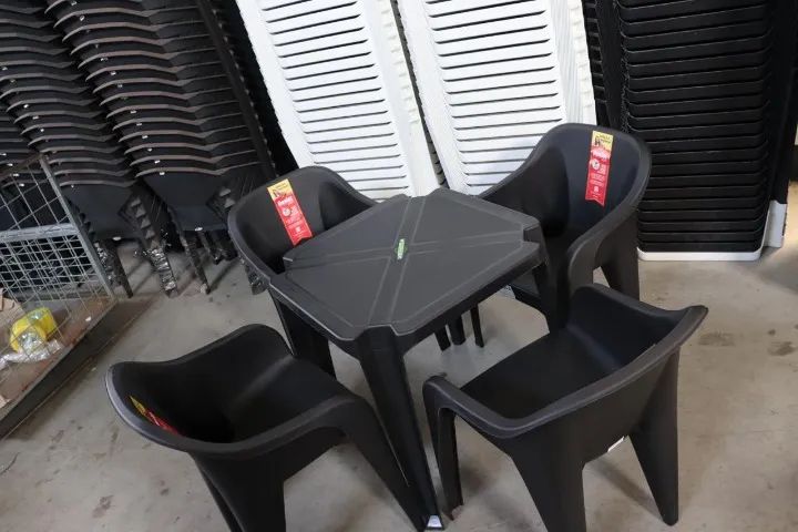 Kit de mesa quadrada com 4 poltronas resist 200 - Foto 3