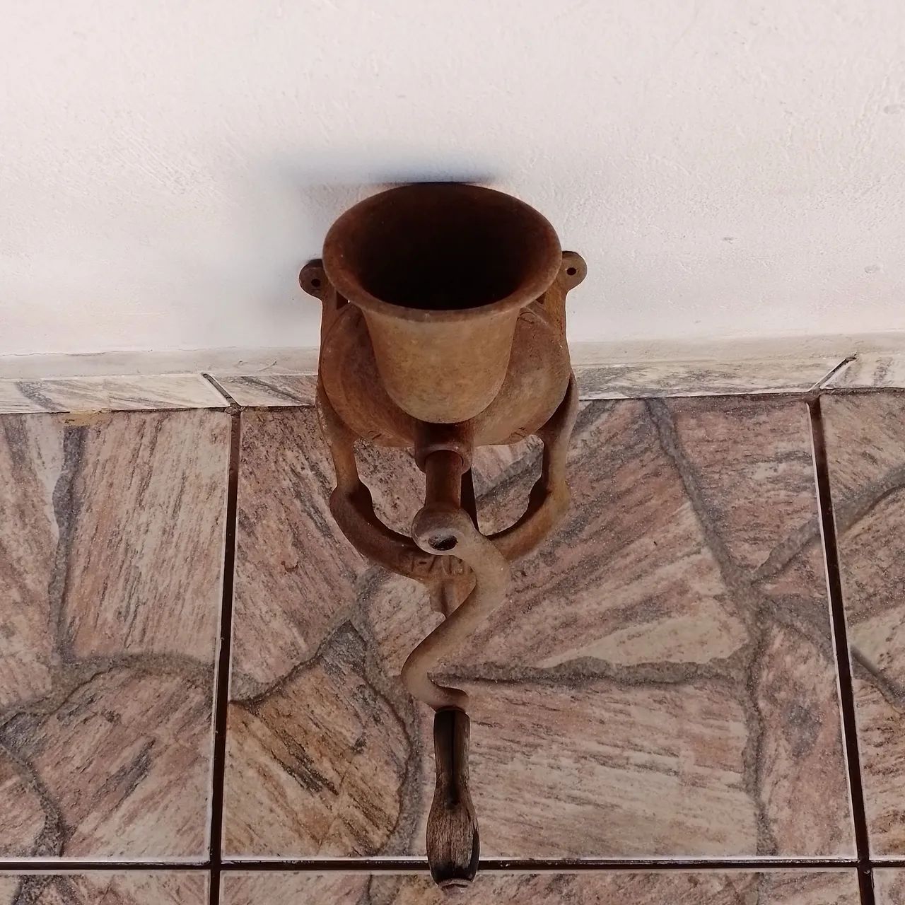 Antigo moedor de café  - Foto 5