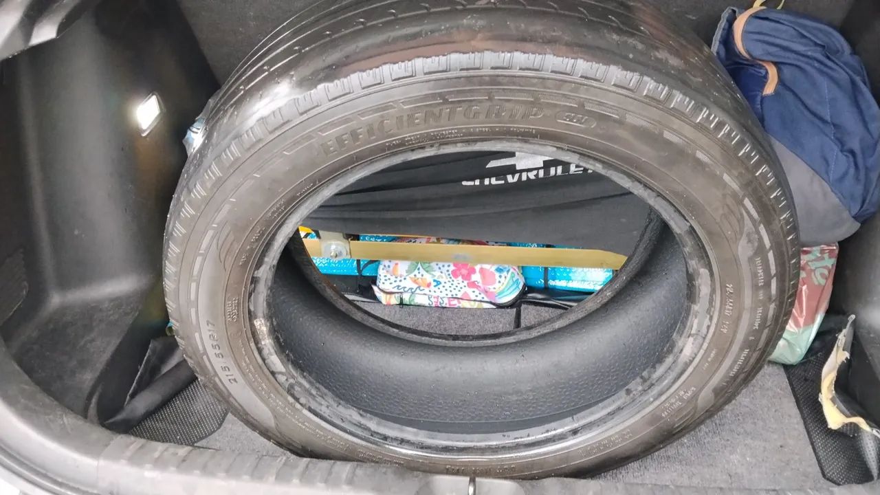 Pneu Goodyear 215 55 17 - Foto 3