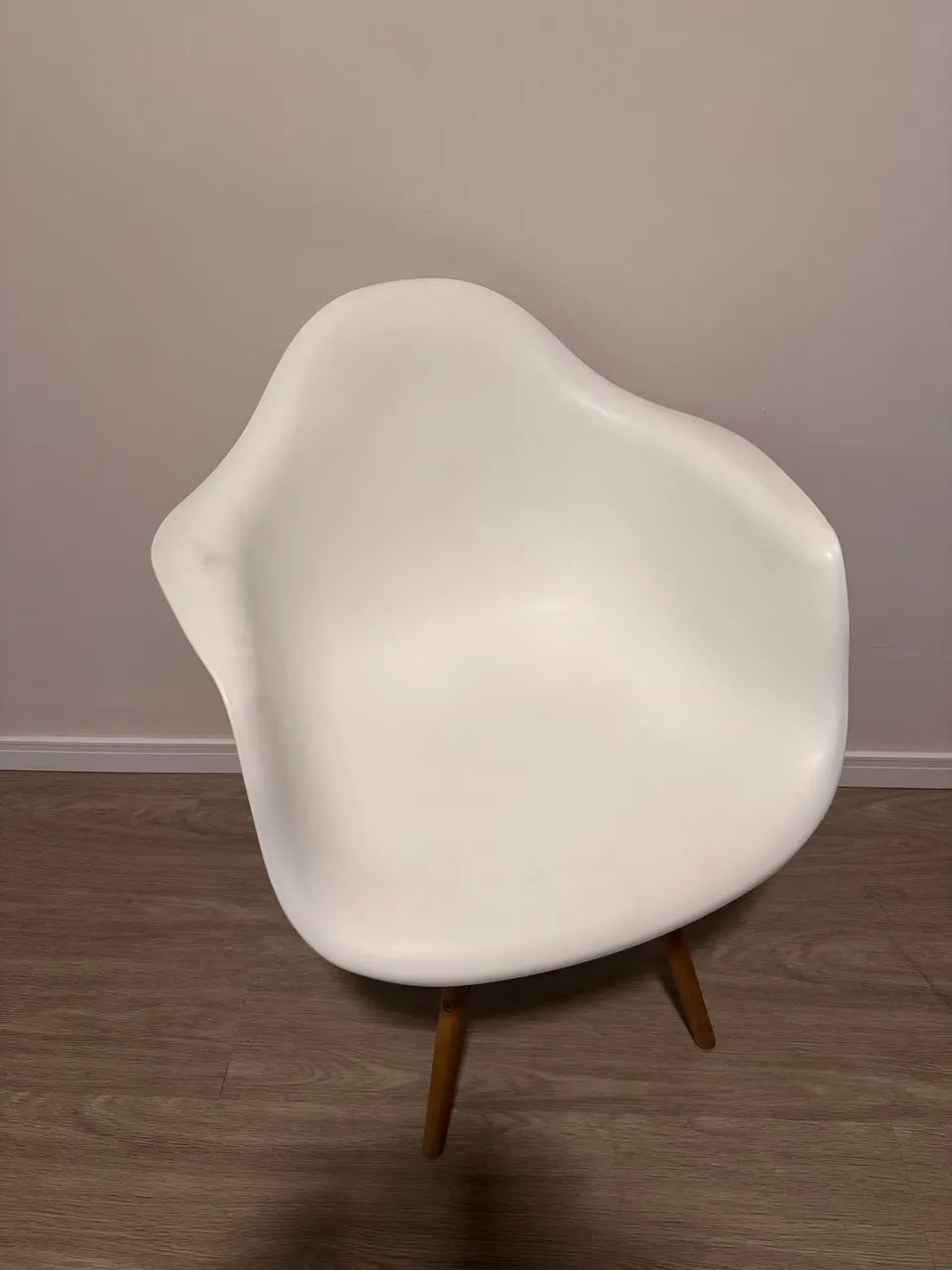 Cadeira com Braços Design Moderno - Base em Madeira - Foto 5