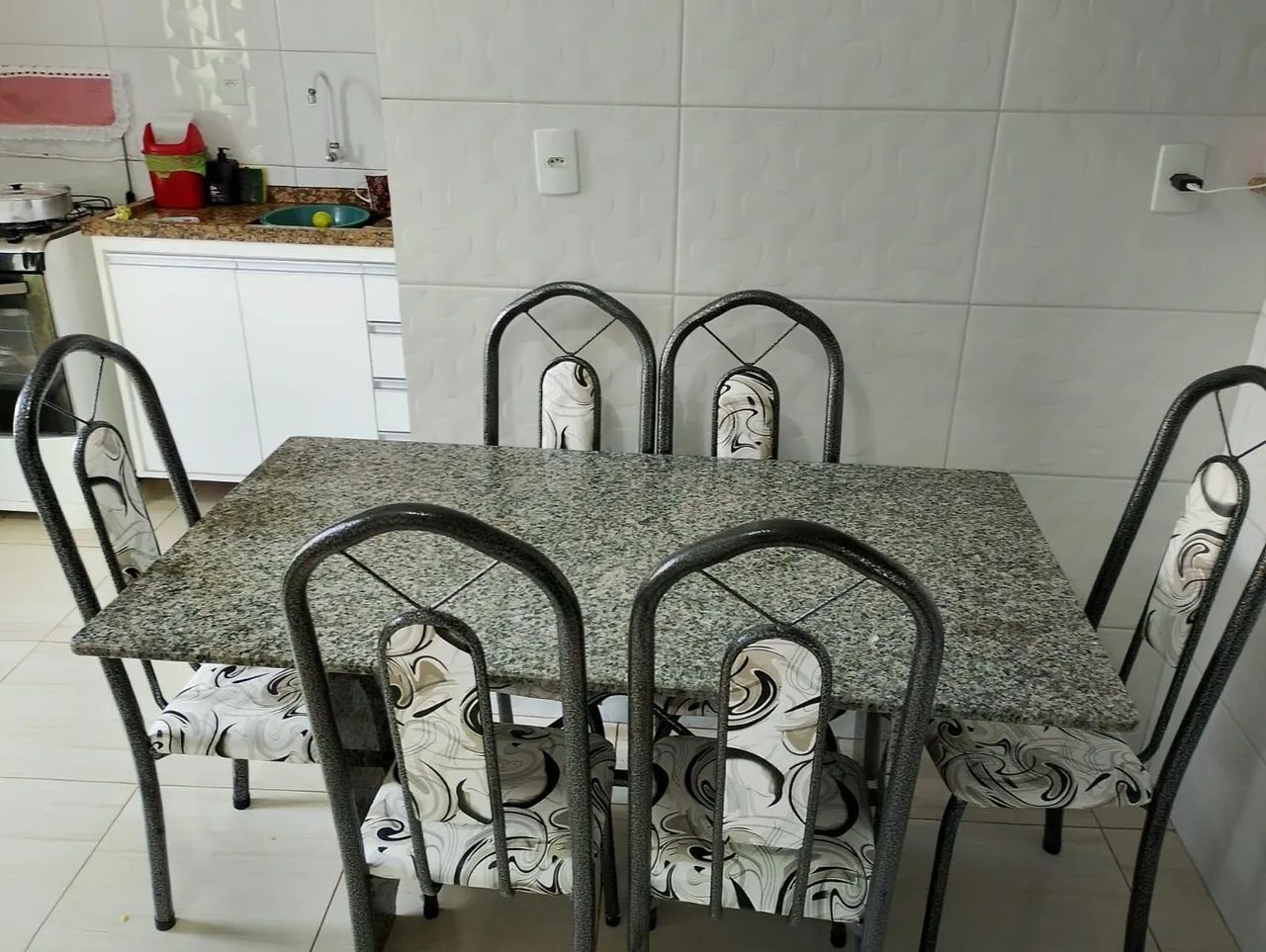 Mesa de Mármore com 6 cadeiras , 2 meses de uso..