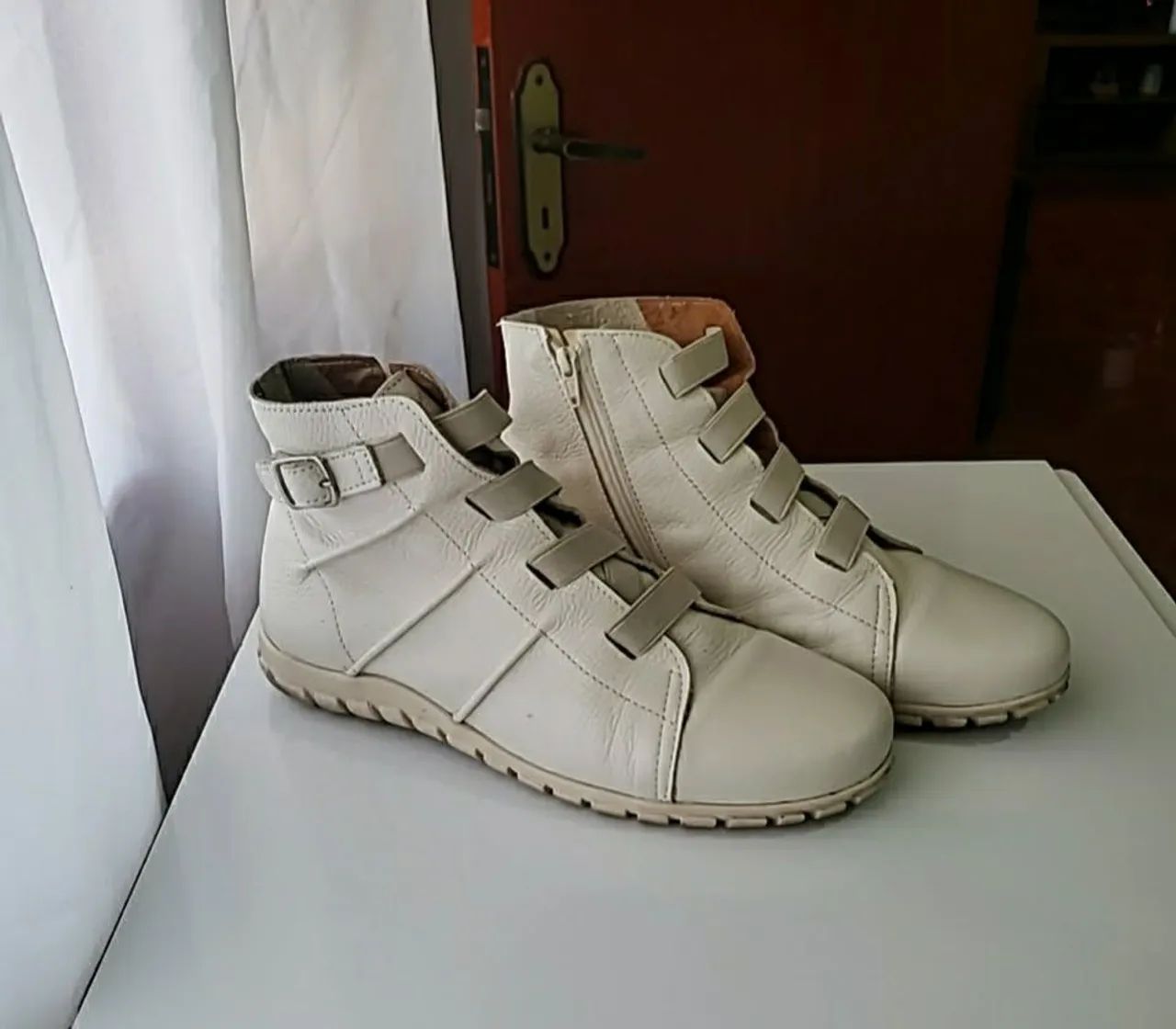 Botas preta e branca - número 37 - Foto 4