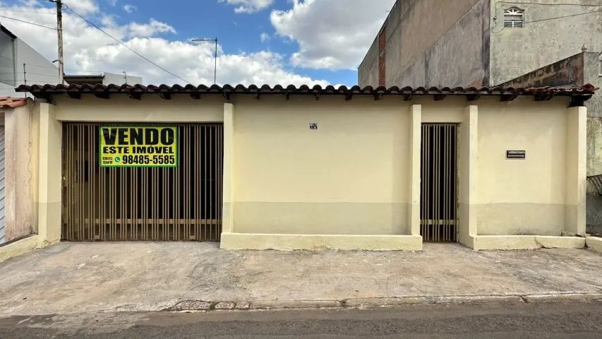 QNJ 25 - Casa com 3 moradias / Desocupada 