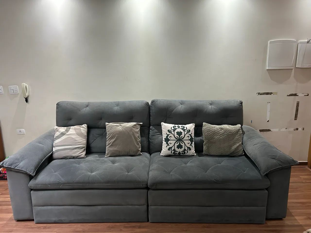 Sofá retrátil e reclinável cinza tecido Suede 2,65M largura - Foto 2