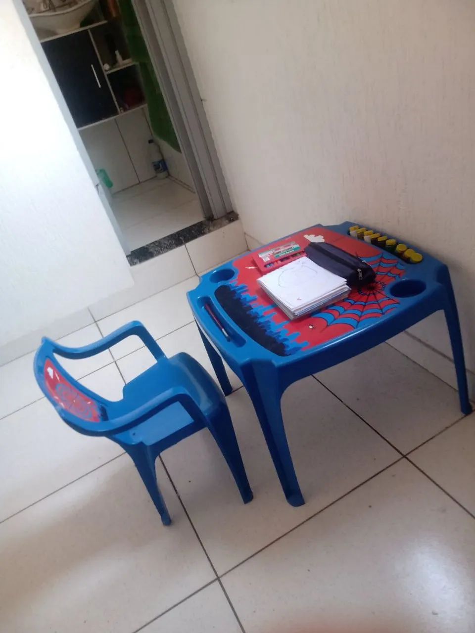 Mesa e cadeira infantil