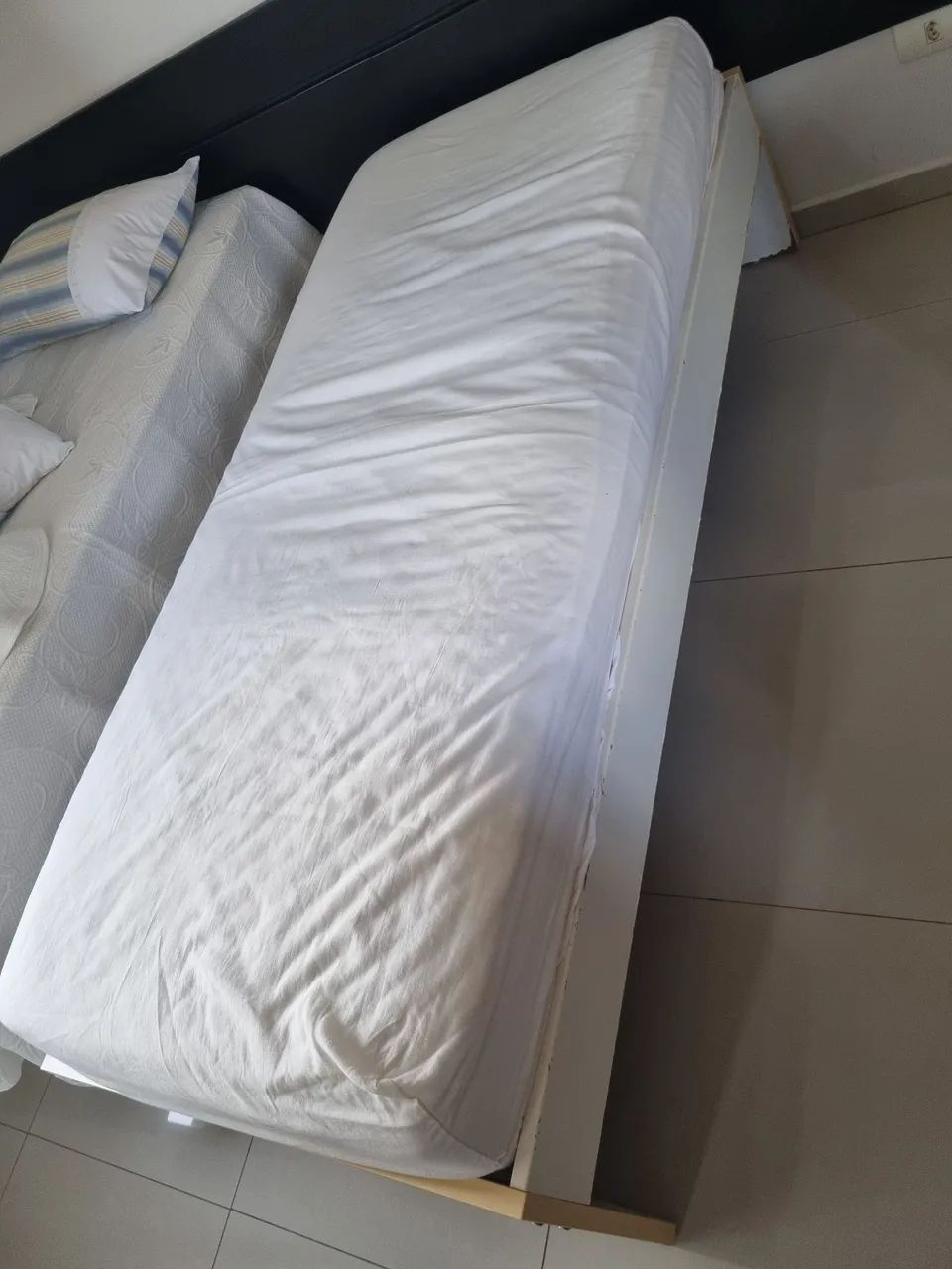Cama de solteiro com colchão 