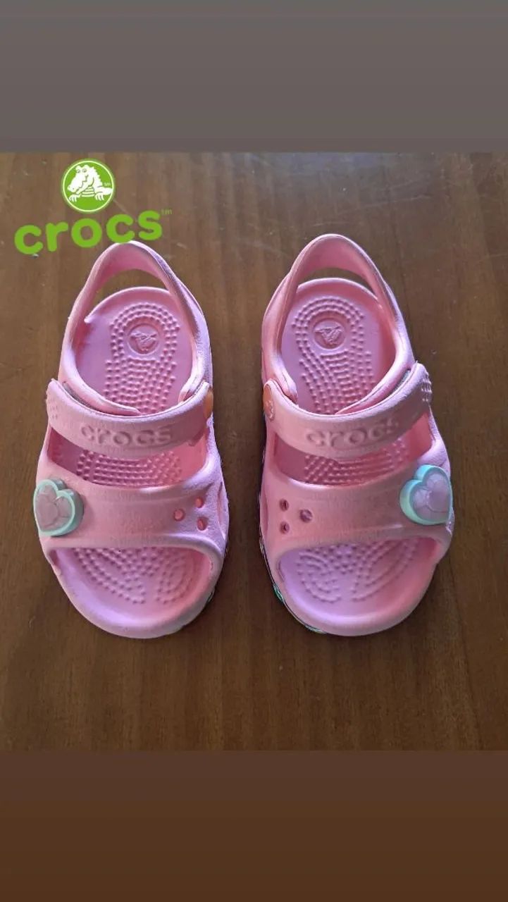Sandália Crocs tam 22 - Foto 2