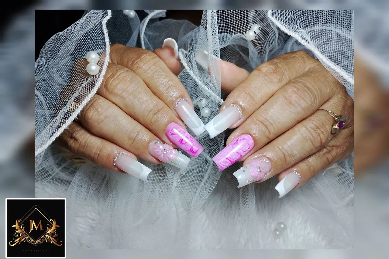 Alongamentos de gel e manicure e pedicure 