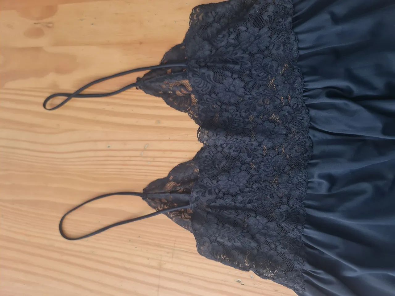 camisola preta com renda tamanho m - Foto 4
