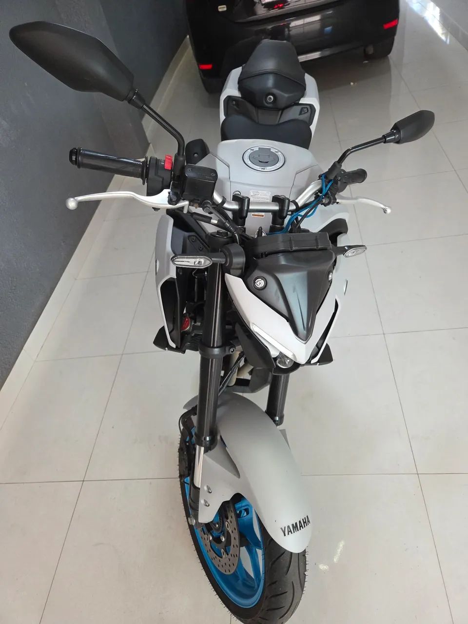 Moto de garagem.
