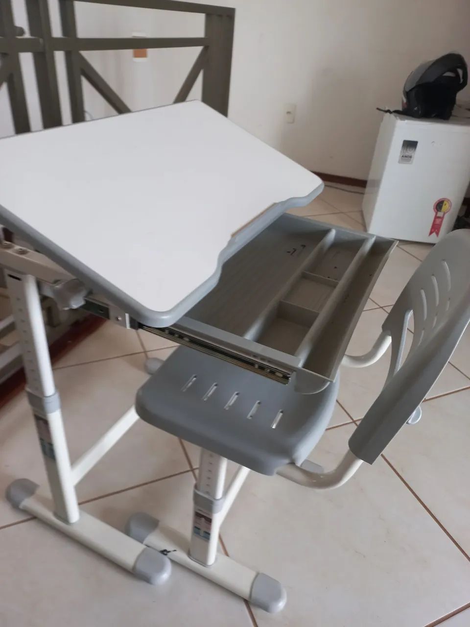 Mesa E Cadeira Infantil Escolar Ajustável - Foto 4