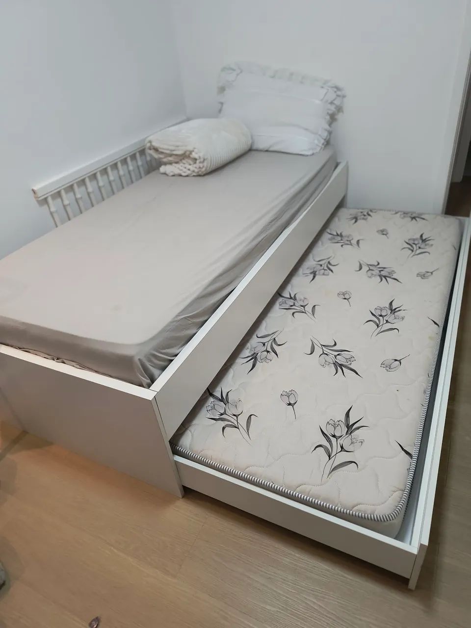 Cama de solteiro com auxiliar