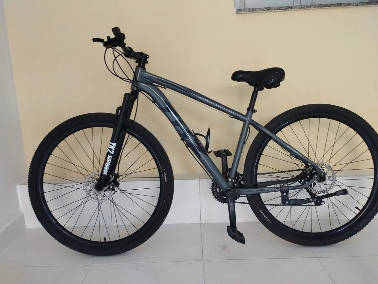 Bike TKZ Aro 29 Cinza - Excelente Estado com Tripé  - Foto 2