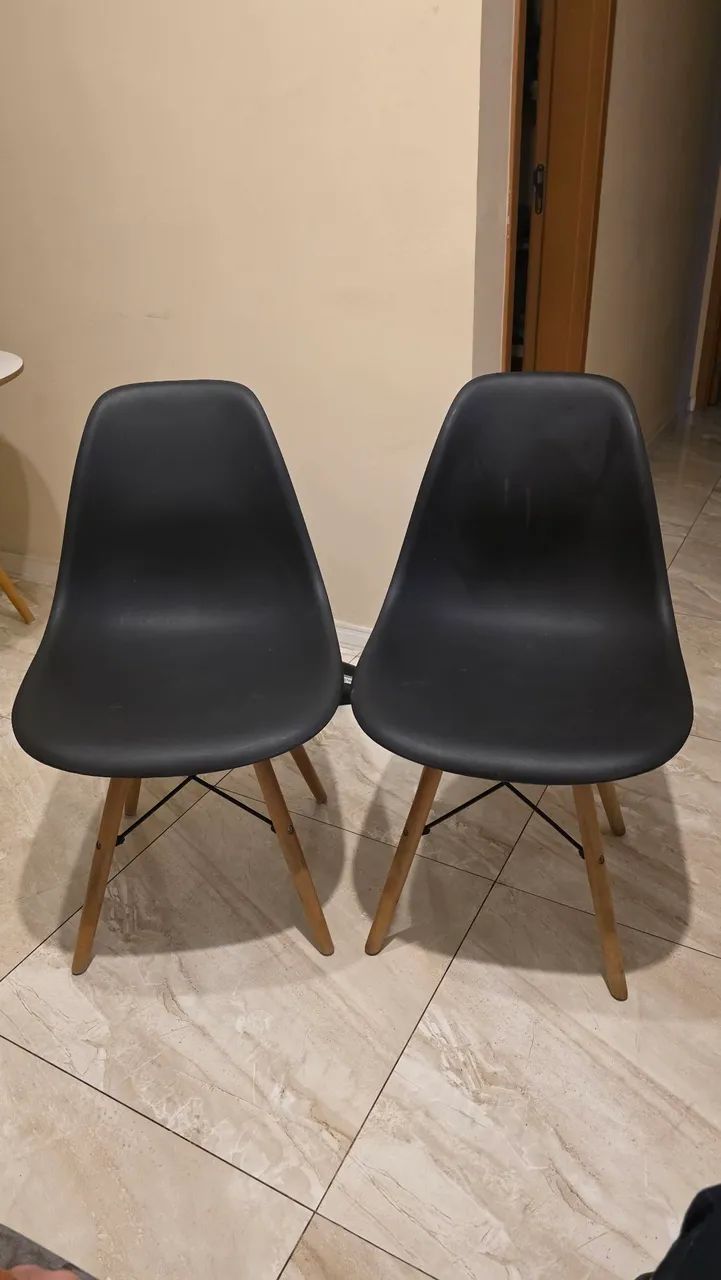 04 Cadeiras DKR Eames Base de Madeira - Preta (Seminova)