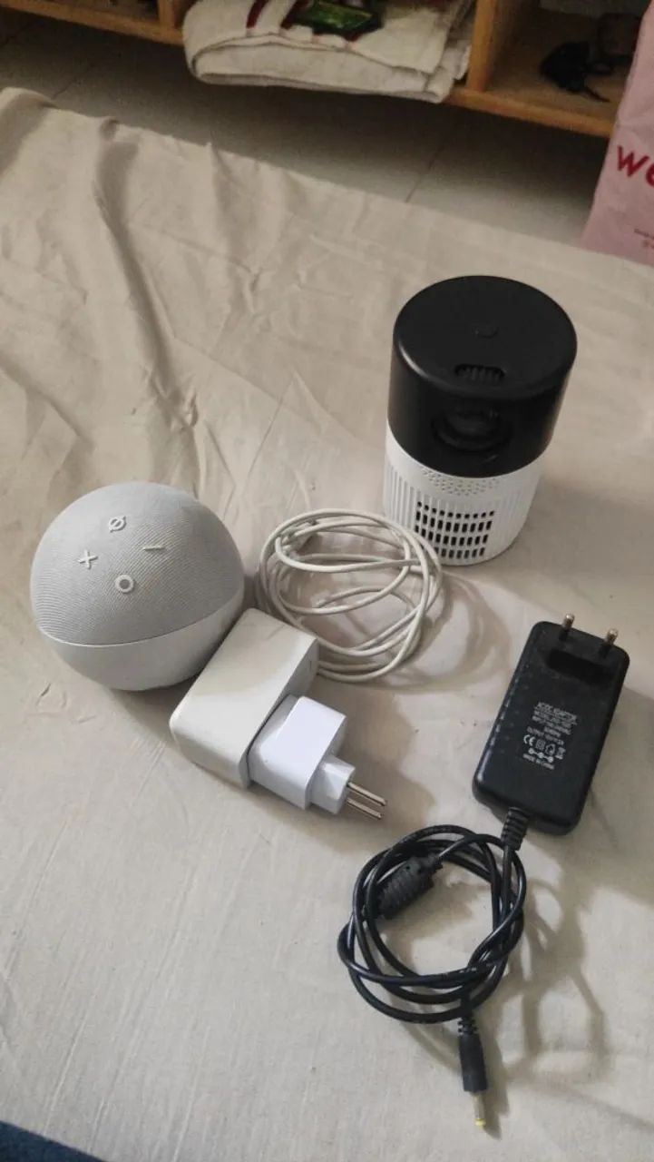 Echo Dot 4 e Projetor portátil 