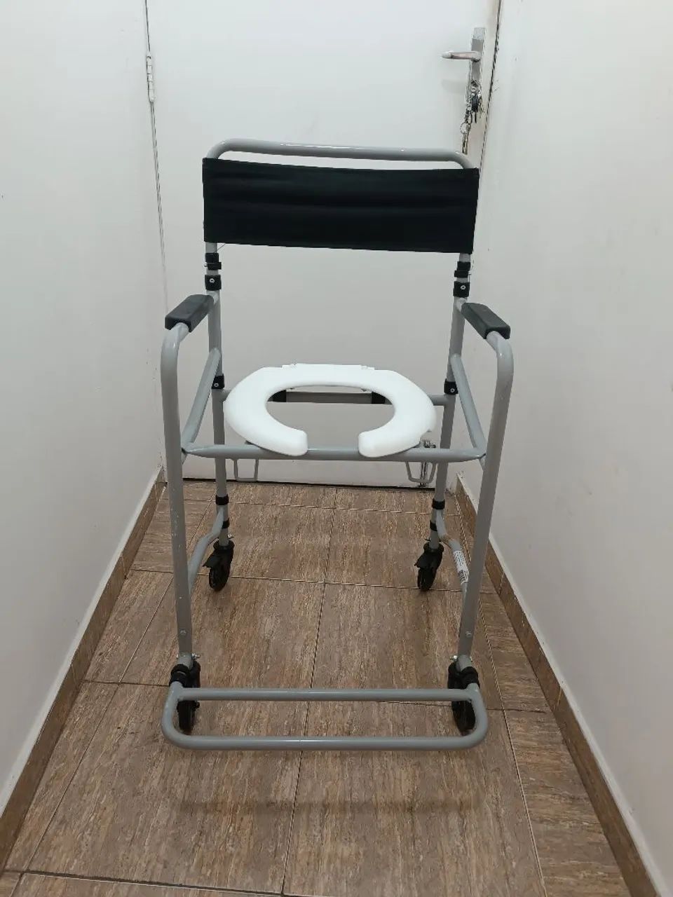 Cadeira de rodas e de banho  - Foto 6