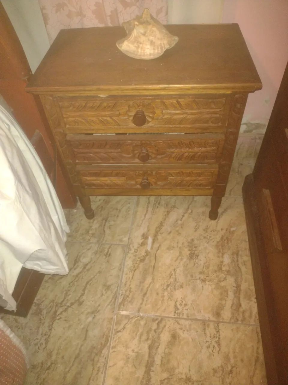Criado mudo com 03 gavetas.