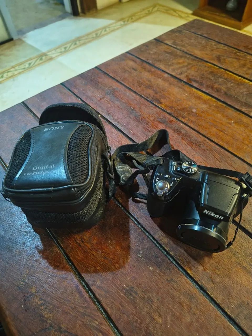 Câmera Nikon Colpix L315  com case de couro!