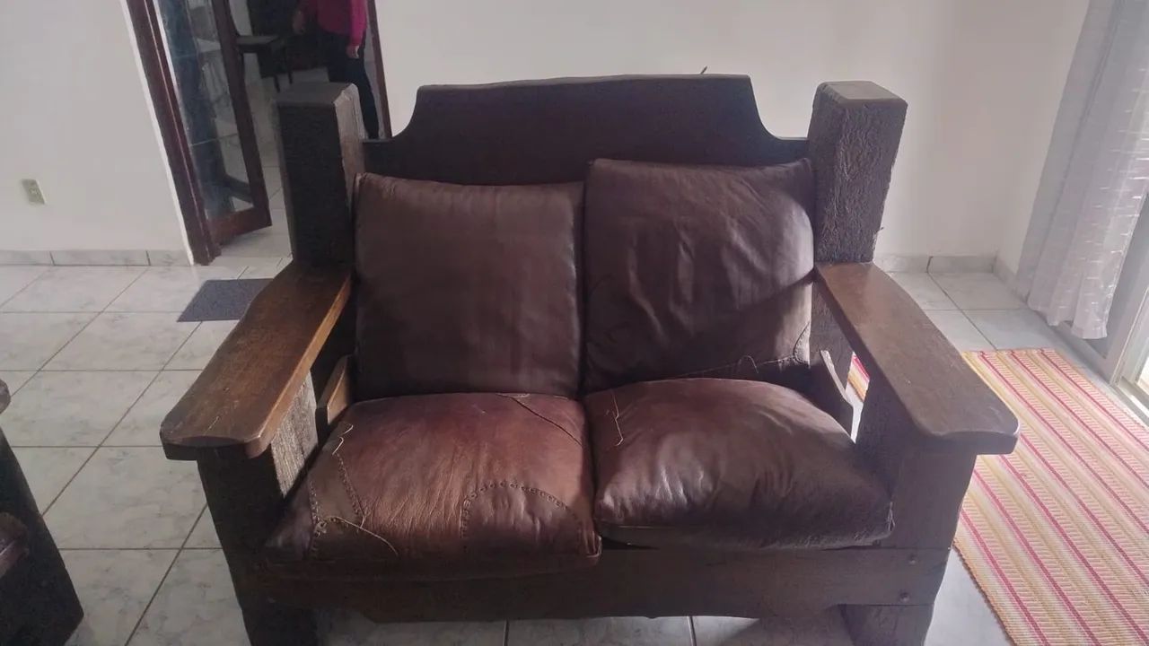 Sofás e mesa de centro de dormente e couro  - Foto 2