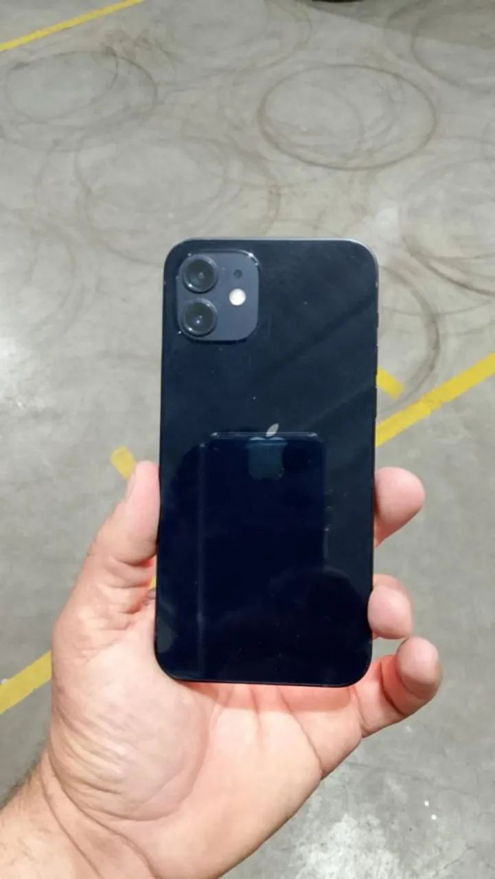 Vendo este celular iPhone 12