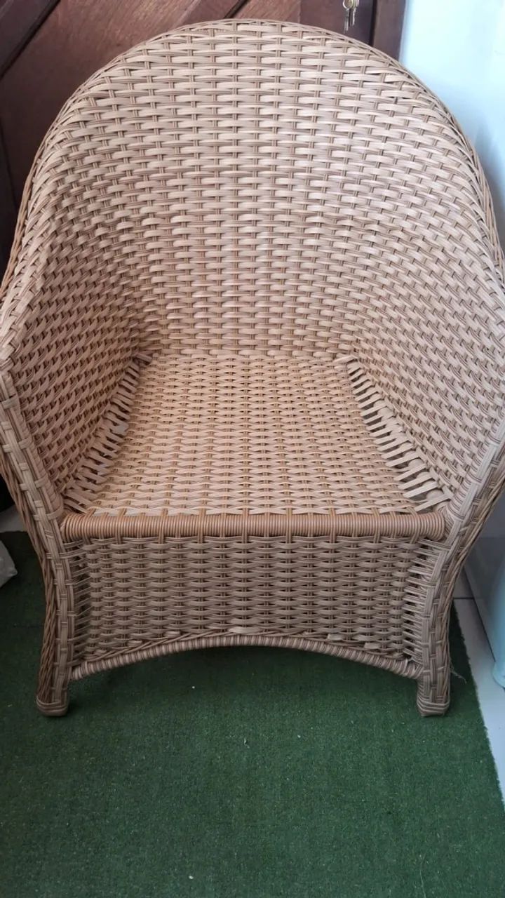 Conjunto de 04 Cadeiras com mesa de centro redonda