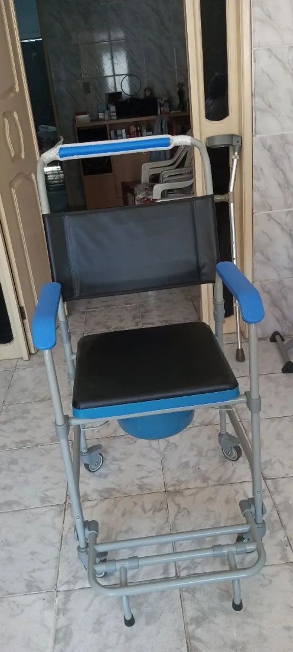CADEIRA DE BANHO E PARA DEFECAR .