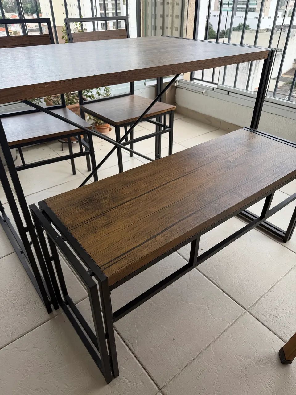 Mesa de jantar com cadeiras e banco estilo industrial