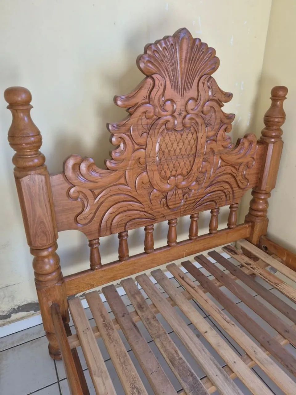 Cama de Casal em Madeira Maciça Trabalhada - R$ 2.000 - Foto 2