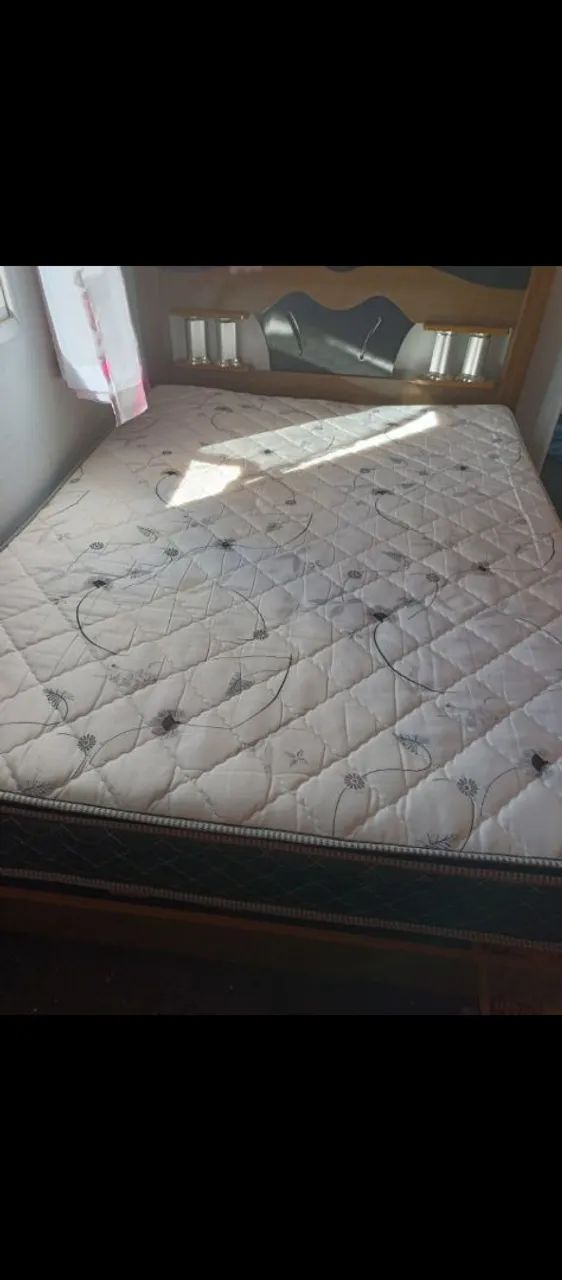 Cama de casal com colchão ortopédico 