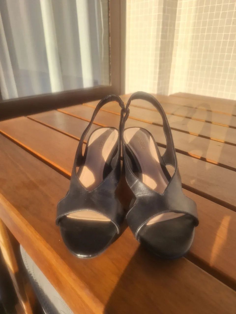 Sandália Arezzo preta semi-nova  - Foto 4
