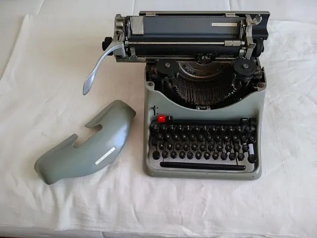 Maquina De Escrever Olivetti Modelo Lexikon 80 - Foto 5