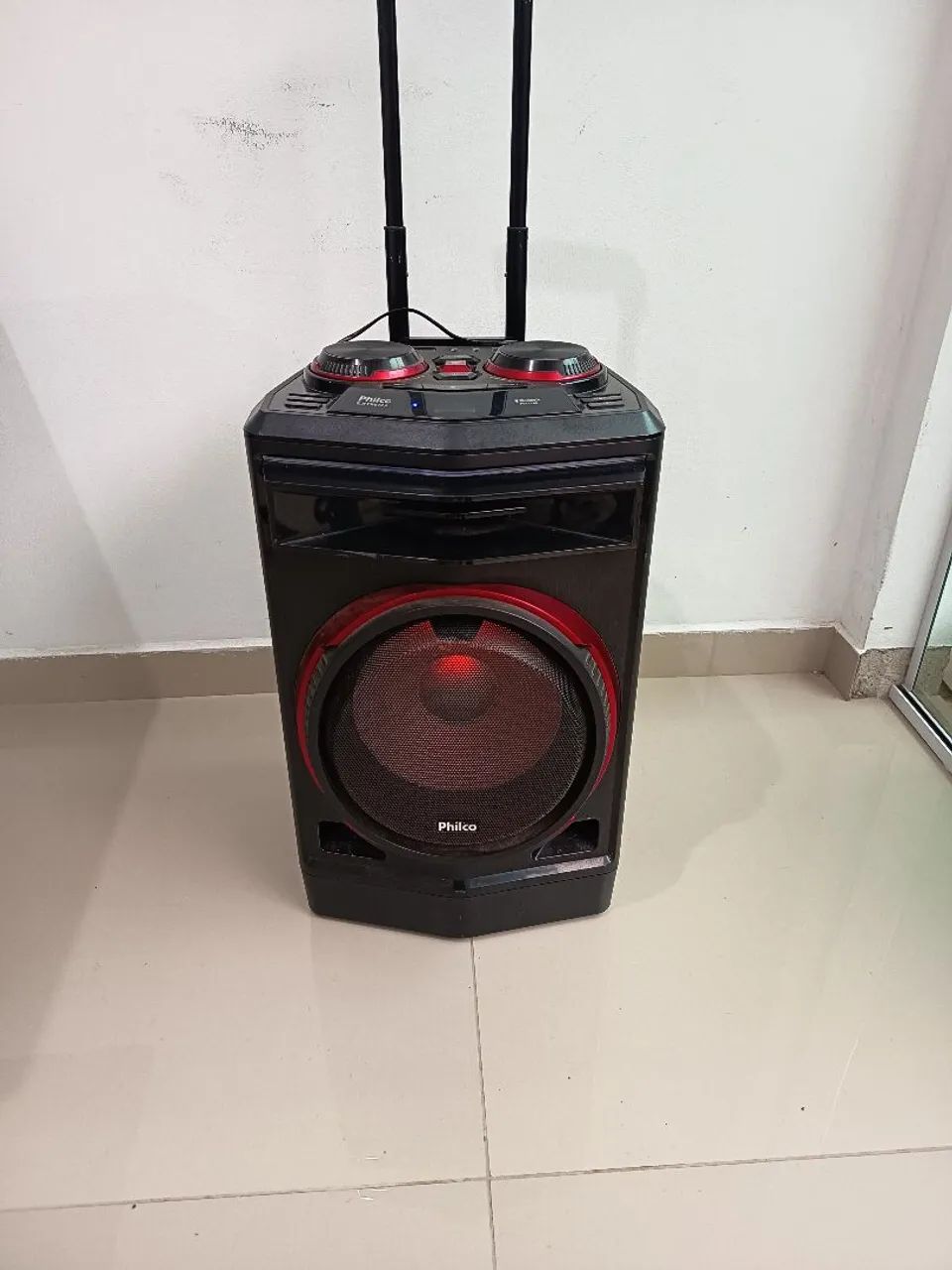 Caixa de som com entrada para microfone 