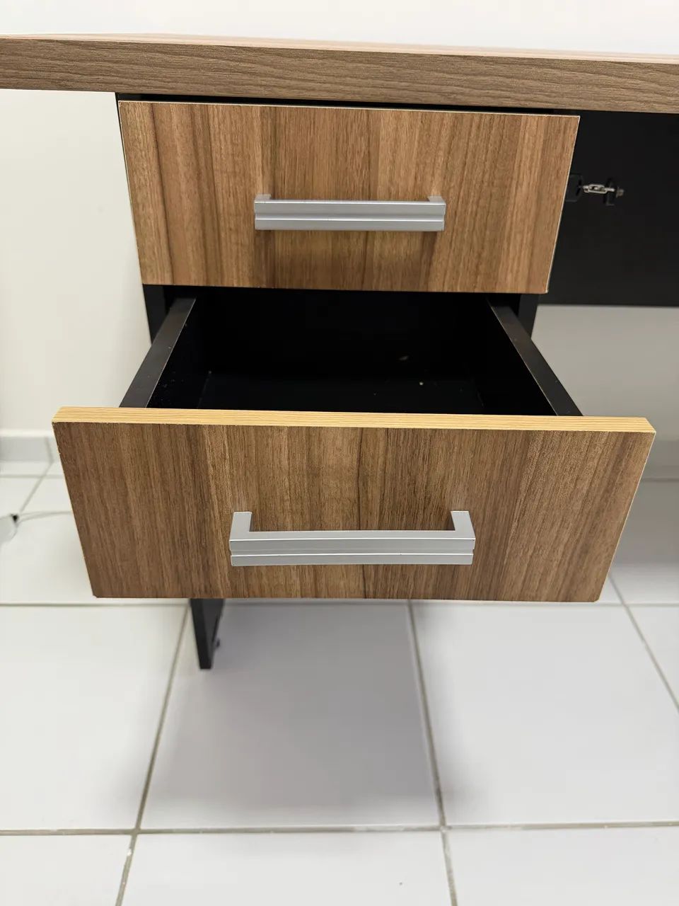 Mesa de escritório com fechadura  - Foto 2