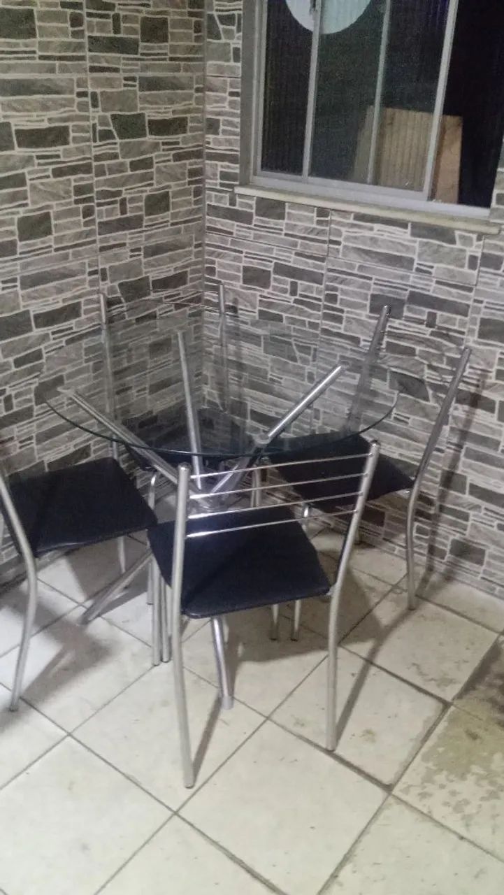 MESA COM TRAMPO DE VIDRO E 4 CADEIRAS  - Foto 4