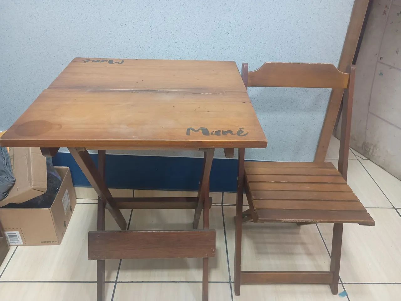 Mesa e cadeira dobráveis ( madeira ?) 