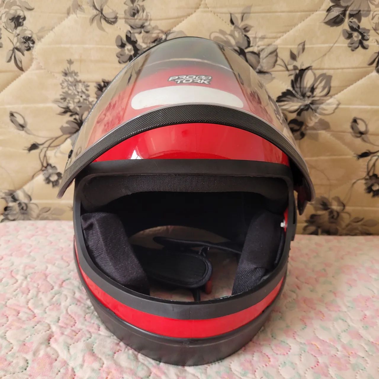 Capacete ProTork em perfeito estado.