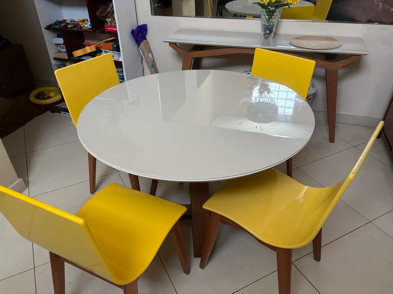 Mesa, cadeiras e aparador - Smarçaro