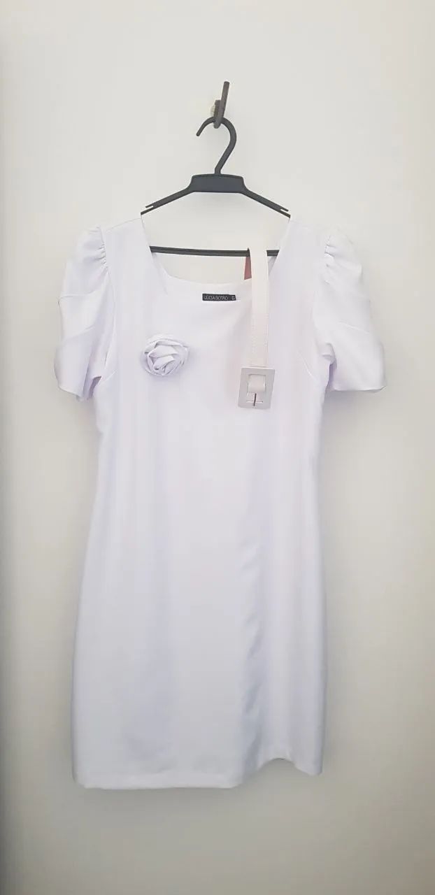 Vestido branco para festa.