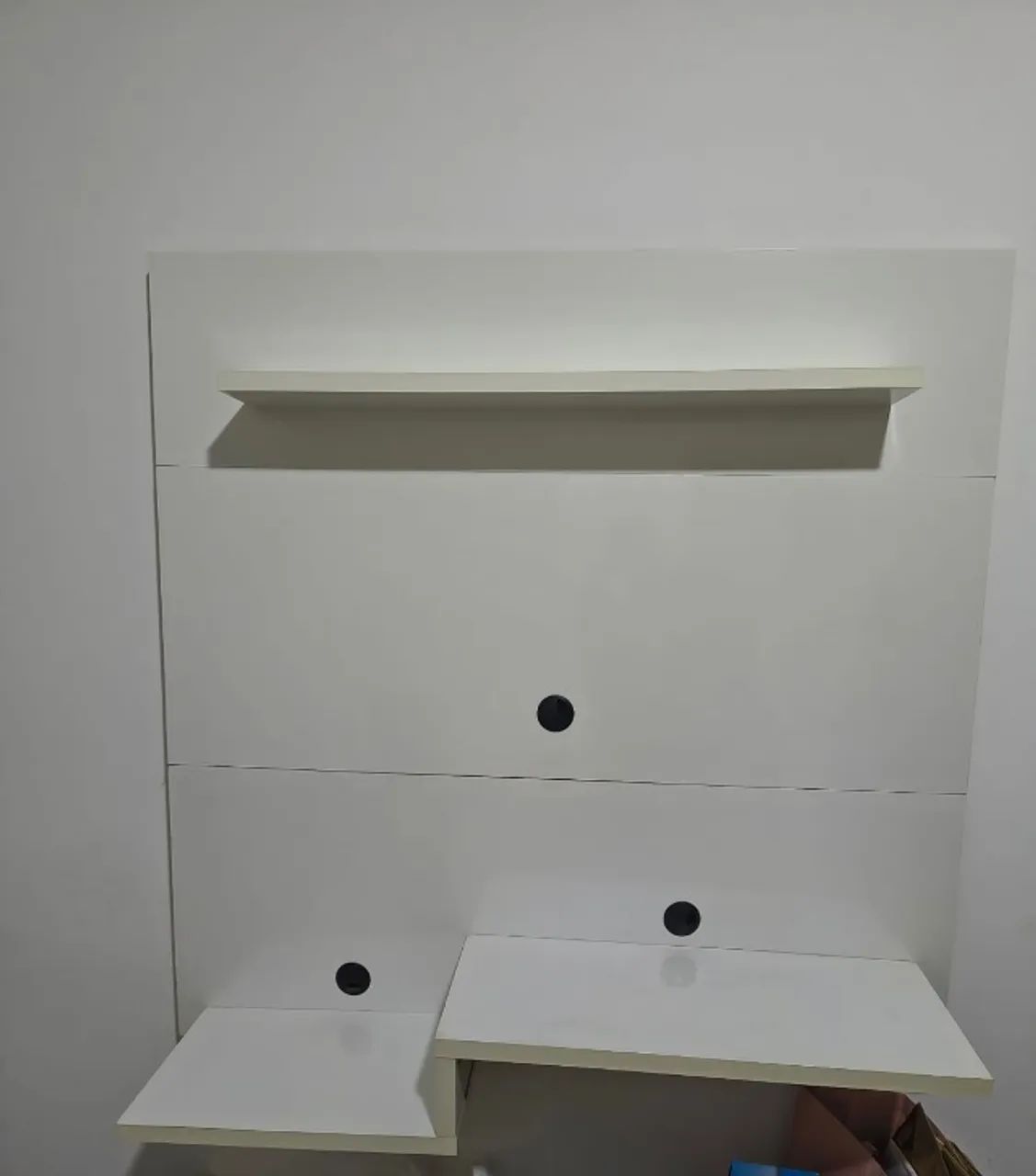Painel branco de madeira para TV