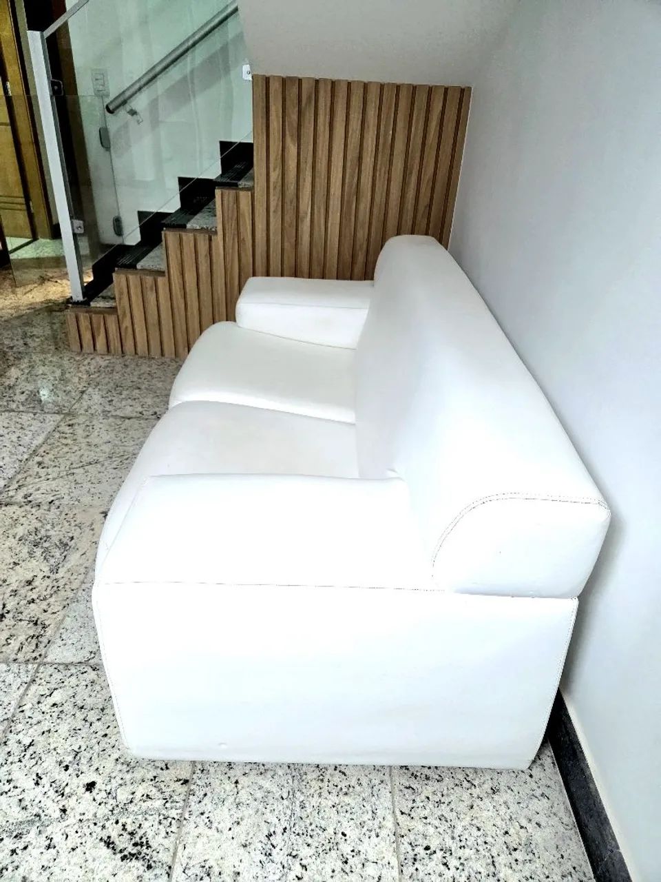Lindo sofá branco de couro muito conservado - Foto 3