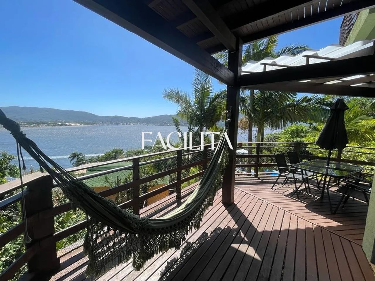 Pousada com 8 quartos no bairro Barra da Lagoa, Florianópolis.