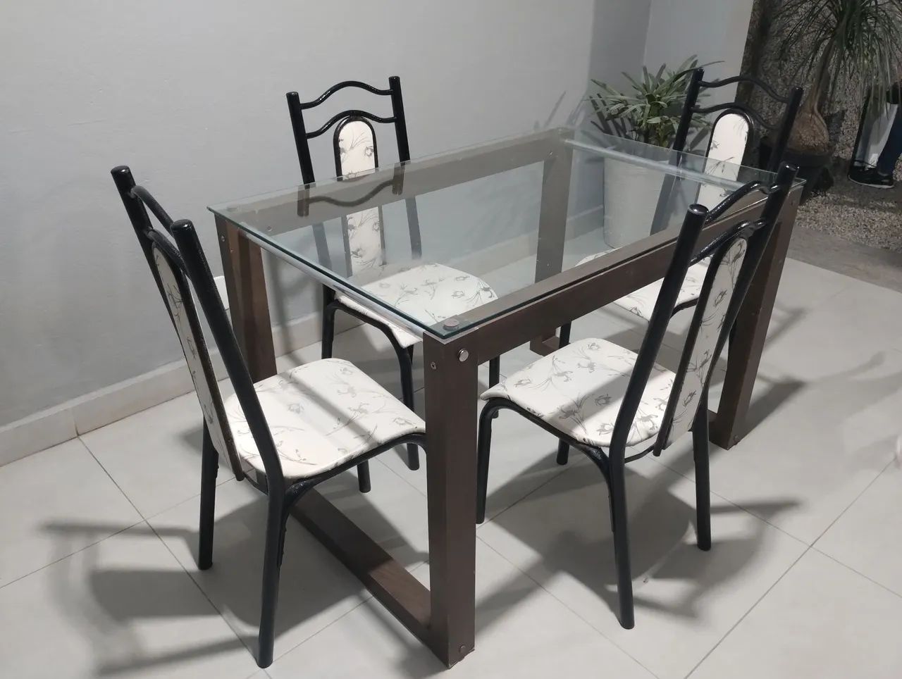 Mesa 4 cadeiras usadas entrego no local ler anúncio  - Foto 3